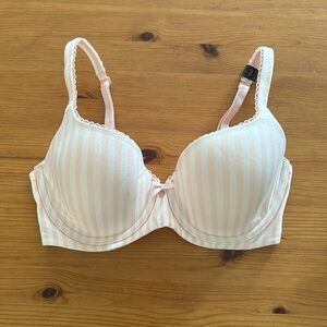 Victoria’s Secret Line Demi Bra. 32 DD